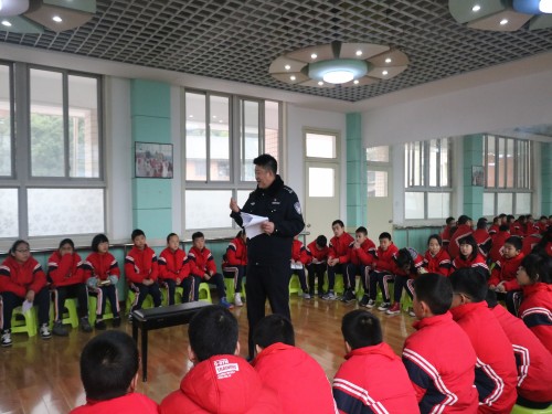雨城区实验小学教育集团北二路校区开展“拒绝校园暴力,远离校园欺凌”法制教育讲座.jpg 雨城区实验小学教育集团北二路校区开展“拒绝校园暴力,远离校园欺凌”法制教育讲座.jpg